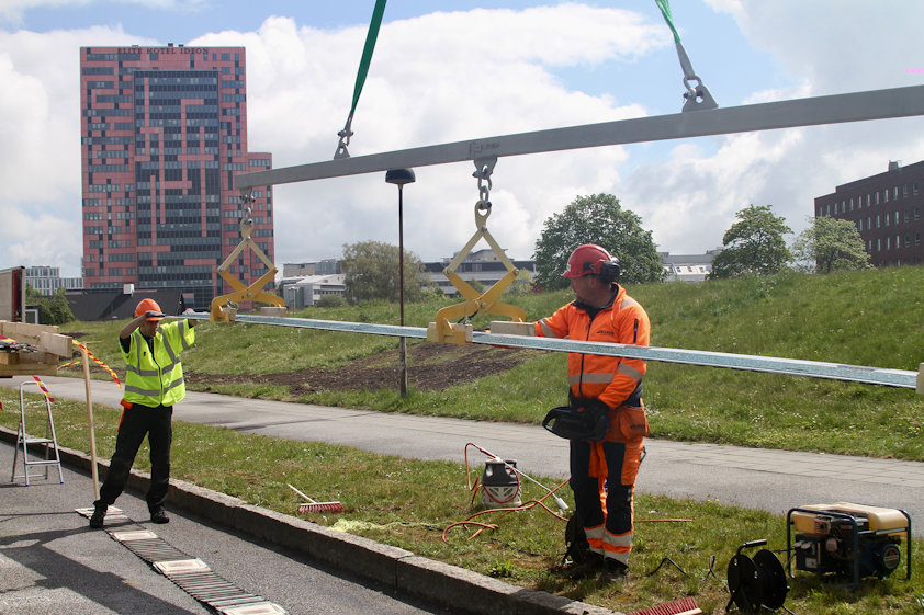 Sänker ner aluminiumskenan på plats