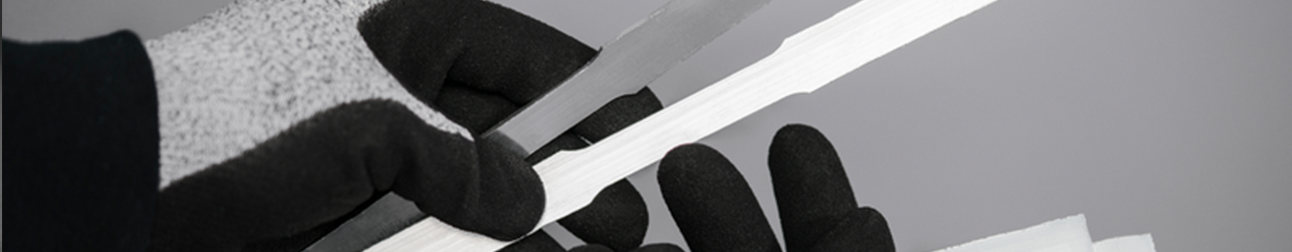 Hænder der holder aluminium