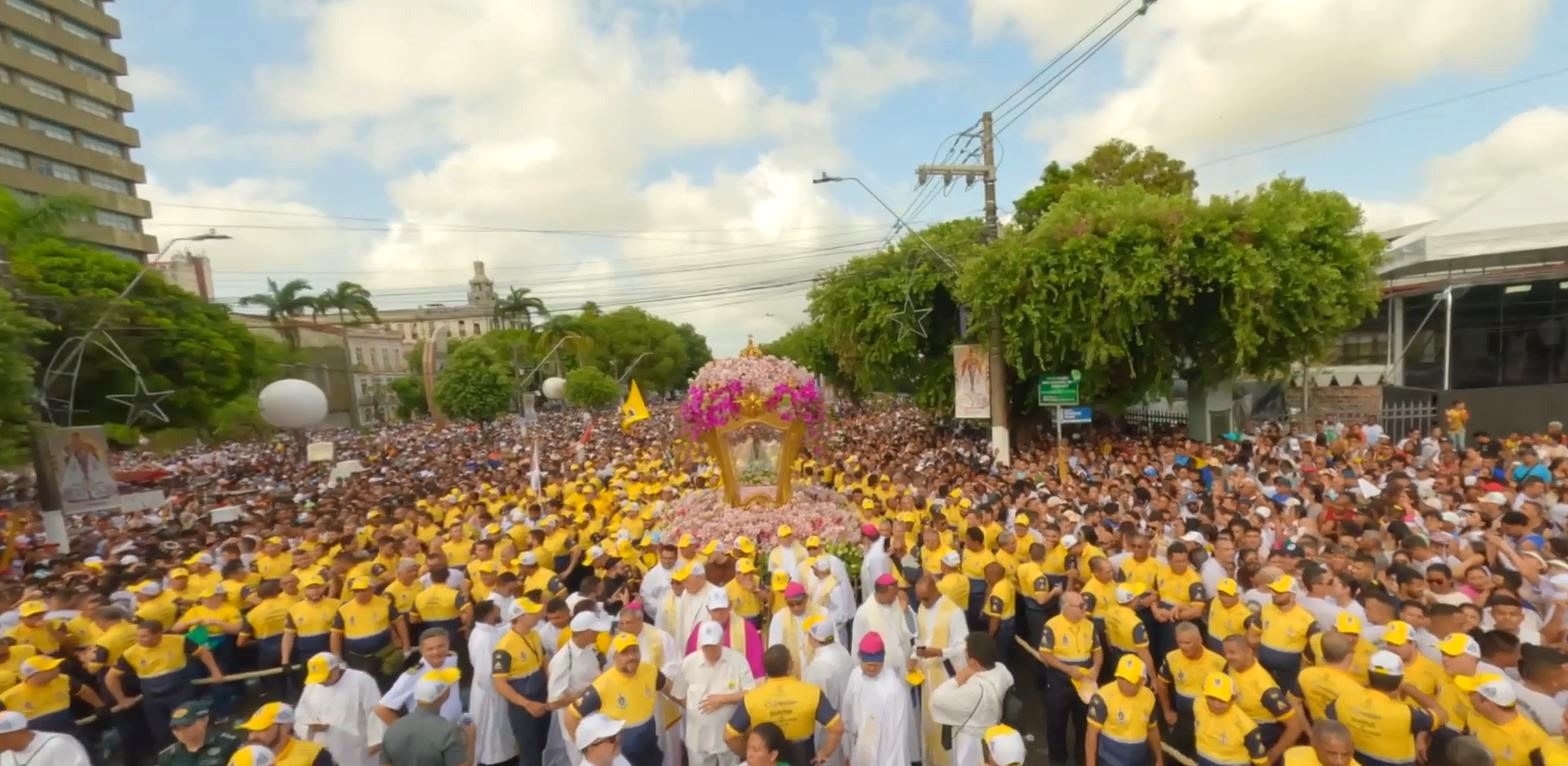 a large group of people in a street