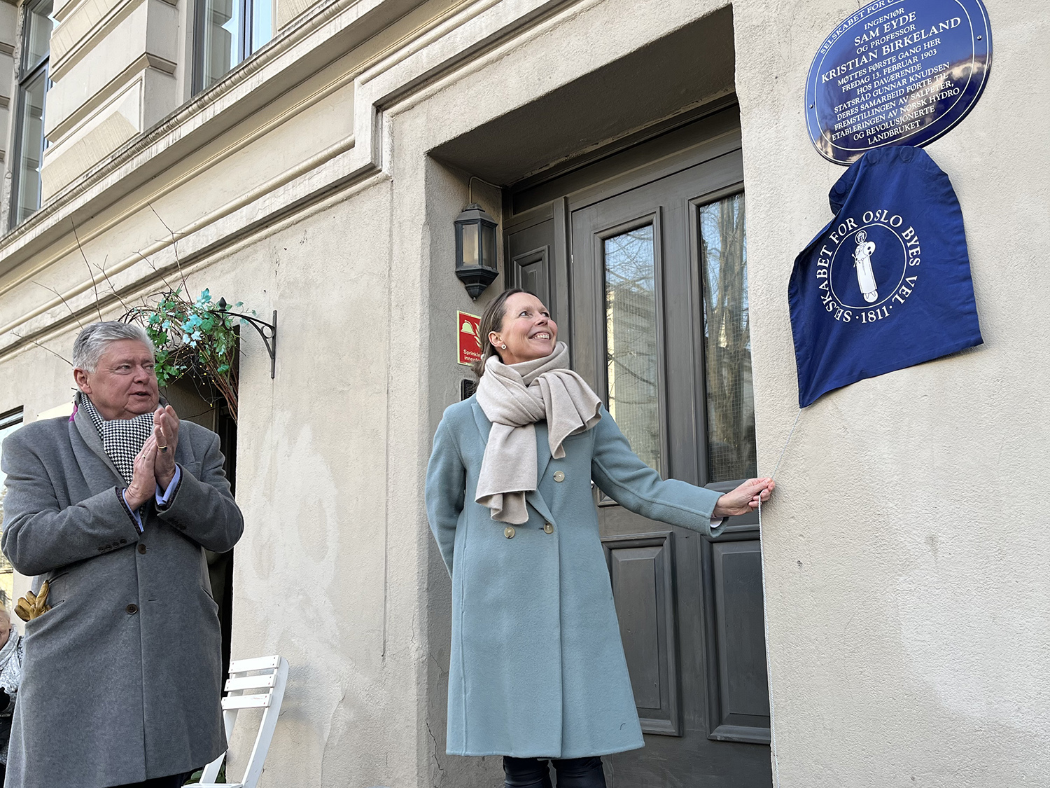 Avduking av plakett på veggen