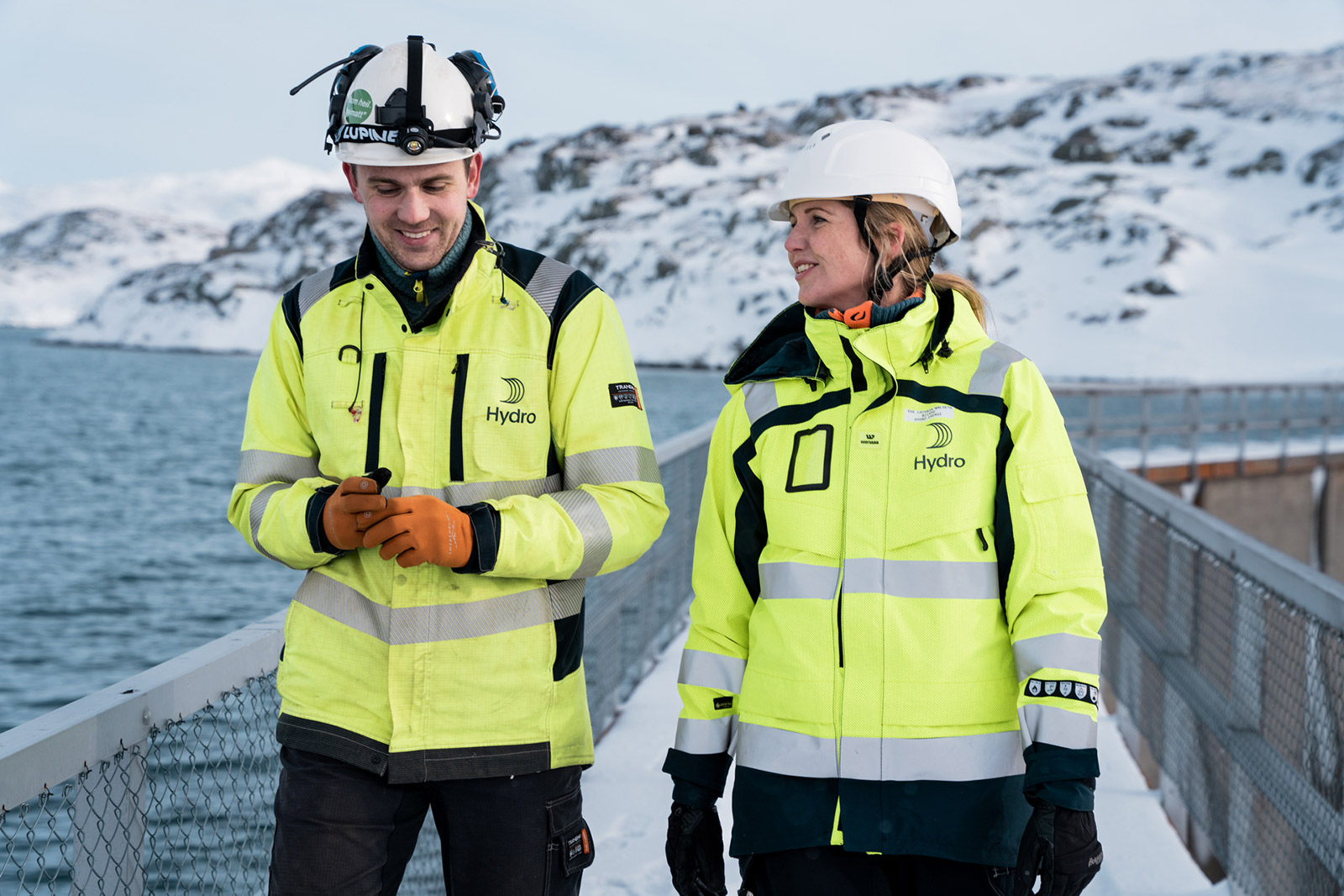 Illvatn er del av en større vannkraftsatsing i Hydro Energi. Kristen Johannes Rockland Aarethun (t.v), Head of Technical Support & Projects, Operation & Maintenance Support i Sogn, og Eve Cathrin Walseth, Project Manager, representerer prosjektgruppen som jobber med Illvatn. (Foto: Narrativ/Hydro)