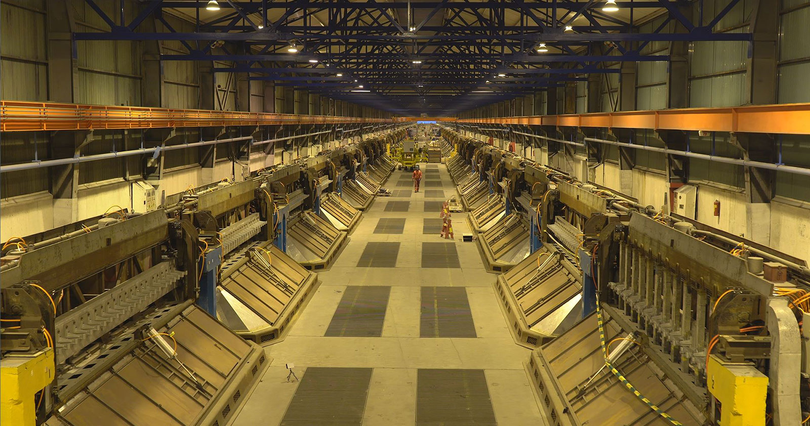 Arbeid med oppgraderingen av B-hallen ved Husnes tidligere i år. (Foto: Hydro/Nils Vibe-Rheymer)