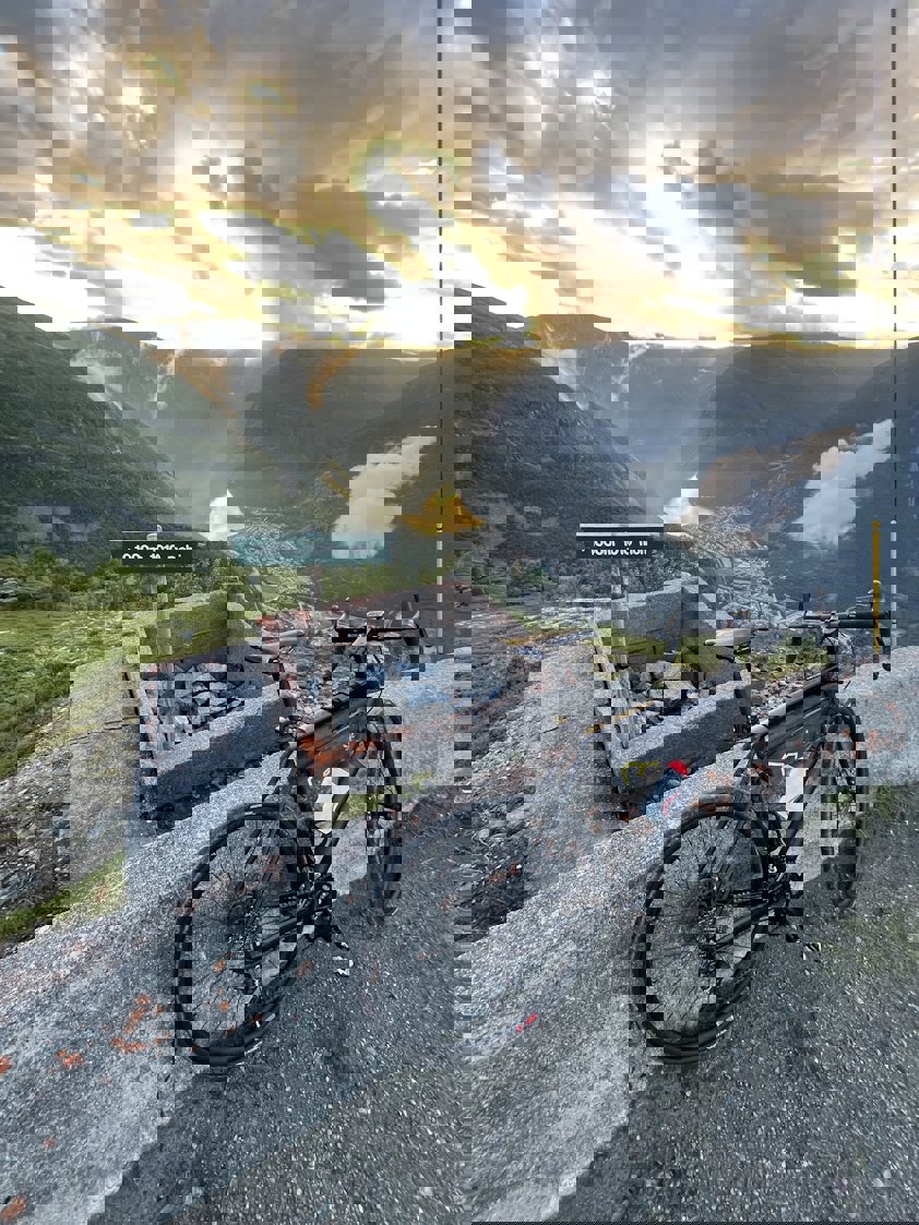 En parkert sykkel, med utsikt over Årdal.