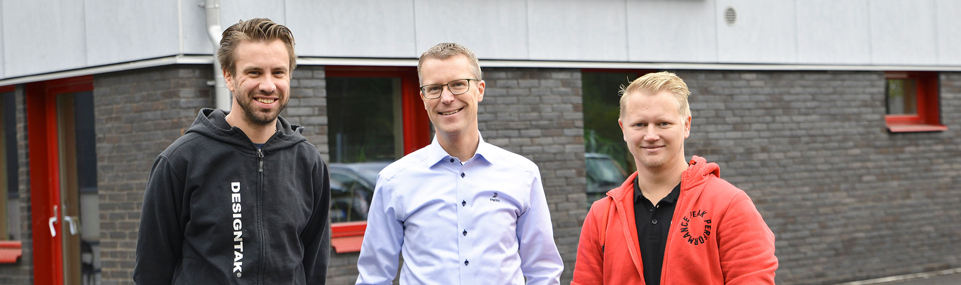 Eddie Wingren, Hans Fredriksson och Daniel Hallgren poserar framför Designtaks lokaler
